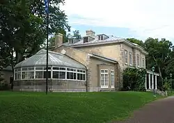 La verrière sur le côté de la demeure principale (2008).