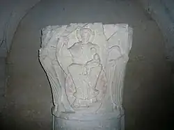 Un chapiteau roman,vestige de la première cathédrale.