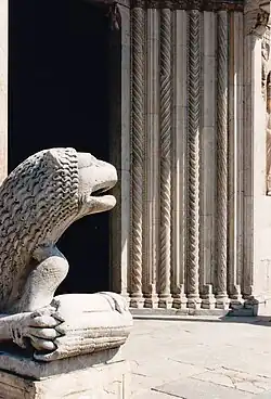 Le lion de gauche etles fines colonnes du porche.