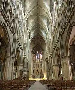 Nef et chœur de la cathédrale Saint-Étienne.