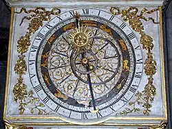 Vue d'une horloge. Les 24 heures, les 12 signes du Zodiaque et les positions du Soleil et de la Lune y sont représentés.