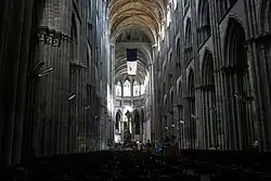 Les piles entourées de colonnettes de la cathédrale de Rouen.