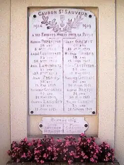 La stèle aux morts sur un mur de la mairie (juillet 2015).