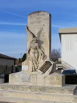 Le monument aux morts sur une place près de la RD 1113 (janv.&nbsp;2010)