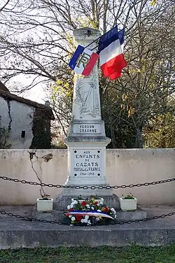 Le monument aux morts, le long de la D123 (nov.&nbsp;2010)