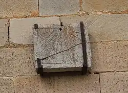 Cadran solaire daté de 1666.