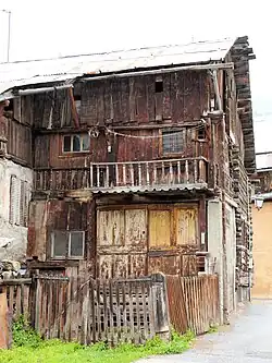 Maison ancienne en bois à Ceillac.