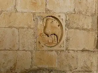 Agnus Dei, bas-relief sur le chevet.