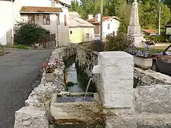 Fontaine près de l'église, alimentée par une pompe électrique.
