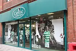 devanture d'une boutique de couleur verte