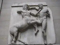 Sculpture en marbre carrée ; combat entre un homme et un centaure.