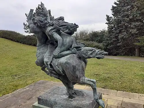 Photographie de la partie arrière gauche du groupe.