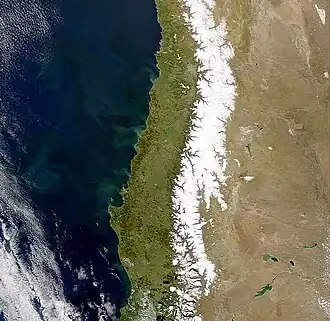 Image satellite du Chili central. La péninsule d'Arauco est le secteur qui s'avance le plus en mer.