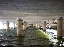 La construction en béton de la partie nord du pont, vue vers le sud..