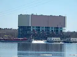 Une structure métallique cubique, dont la moitié est encore couverte.