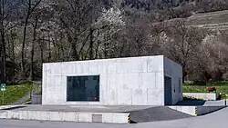 Bâtiment rectangulaire en béton gris.