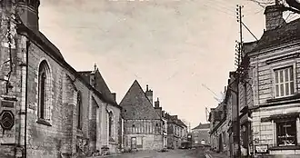 Photographie ou carte postale représentant le centre-bourg de Fondettes au début du XXe siècle, avec la nef de l'église Saint-Symphorien de Fondettes, à gauche et la rue principale au centre.