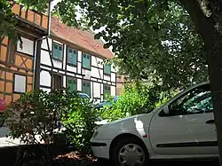 Stationnement sous l'ombre des arbres