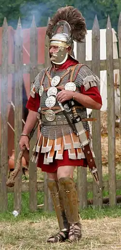 Centurion romain. L'uniforme allie des éléments anciens (lorica hamata ou cotte de mailles) et plus récents (le casque, développé à partir du Ier&nbsp;siècle apr. J.-C.). Les disques de métal qui l'ornent sont des décorations, à la fois symboles de richesse personnelle et insignes de grade.