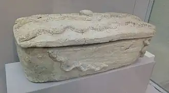 Coffret décoré de serpents.