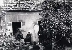 La police entre dans le pavillon de Nogent-sur-Marne, au no 9 rue du Viaduc, ou Valet et Garnier étaient retranchés.
