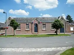 École longeant la rue principale.