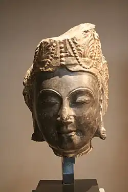 Tête de Bodhisattva. Marbre. Fin VIe siècle Chine, début Sui (581-618). Musée Cernuschi