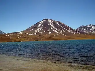 Cerro Miscanti, face à la laguna Miscanti.