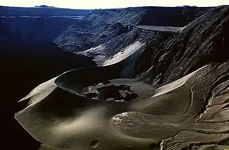 Vue d'un cône de cendres au fond de la caldeira du Cerro Azul.