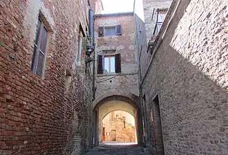 La porte Alberti du XIVe siècle.