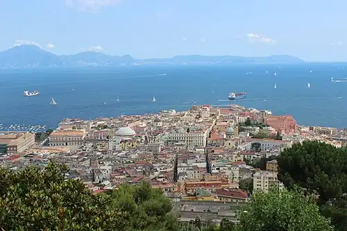 Foto della Collina di Pizzofalcone dalla Certosa di San Martino; si riconosce la grande mole del palazzo accanto alla Chiesa di Santa Maria degli Angeli.