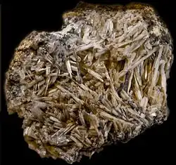 Cérusite, mine de Lescure, Mayres (Ardèche), (13&nbsp;×&nbsp;10&nbsp;cm ; XX 3 cm)