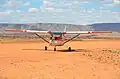 Un Cessna atterrit à l'aérodrome d'Aus.