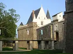 Photographie latérale du pont vu des douves.