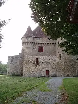 Tour d'angle et mâchicoulis (2011).