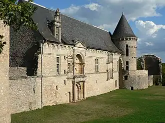 La façade du château d'Assier.