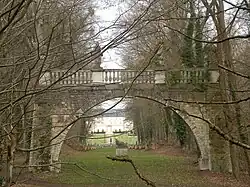 Arche dans le domaine du château.