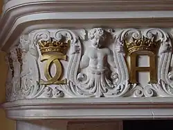 Détail des initiales royales.