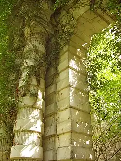 Détail des ruines du château Mennechet (2006).