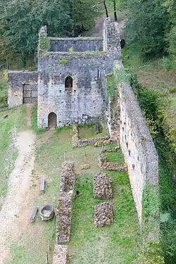 Logis des Commarque et à gauche les vestiges de la tour des Escars.
