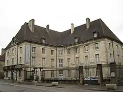 Pavillon des officiers, XVIIIe&nbsp;siècle, actuel musée des beaux-arts de Dole, sur le site de l'ancien château.