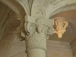 Abandonné à la fin du XIVe&nbsp;siècle, le retour des chapiteaux est manifeste dès le style Louis&nbsp;XII.