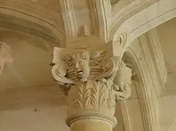 Chapiteau de fantaisie, n'ayant de corinthien que les volutes (XVIe&nbsp;siècle).