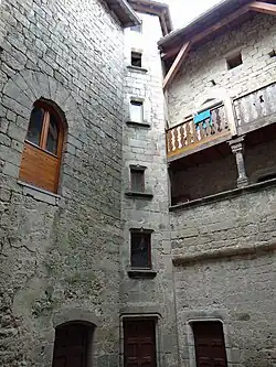 Cour intérieure : ancienne entrée du donjon, tour d'escalier et galeries côté sud.