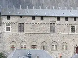 Photographie du corps principal prise des bords de la Mayenne.