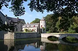 Les douves et le pont d'entrée du Château de Potelle au-dessus de la Rhonelle