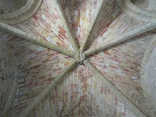 Voûte de la chapelle dans le donjon.