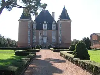 Le château de Saint-Elix édifié au milieu du XVIè siècle.