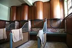 Les anciennes écuries.