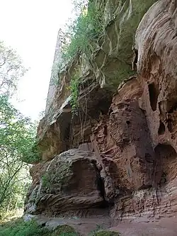 Sentier creusé dans la roche et conduisant au château.
